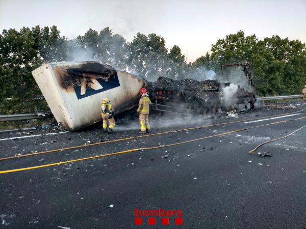 Accident on the AP-7 highway near Castellet i la Gornal on June 11, 2022 (Courtesy of Bombers firefighters)